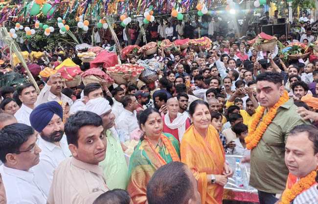 सोनीपत में लोक आस्था के महापर्व छठ पूजा पर श्रद्धा संग पूजा करते हुए राई विधायक कृष्णा गहलावत सोनीपत में लोक आस्था के महापर्व छठ पूजा पर श्रद्धा संग पूजा करते हुए राई विधायक कृष्णा गहलावत