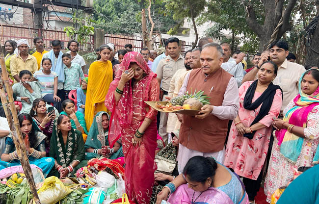 सोनीपत में लोक आस्था के महापर्व छठ पूजा पर श्रद्धा संग पूजा करते हुए मेयर राजीव जैन सोनीपत में लोक आस्था के महापर्व छठ पूजा पर श्रद्धा संग पूजा करते हुए मेयर राजीव जैन