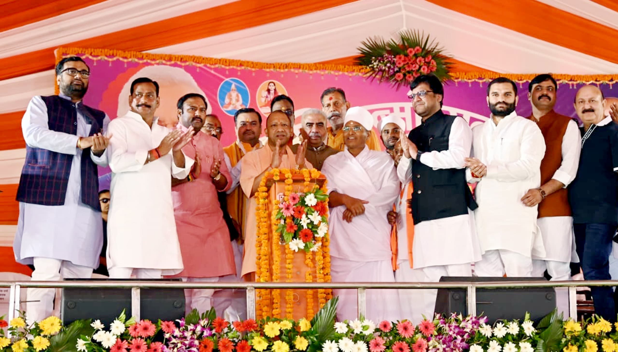 योगी आदित्य नाथ और असंग देव महराज योगी आदित्य नाथ और असंग देव महराज