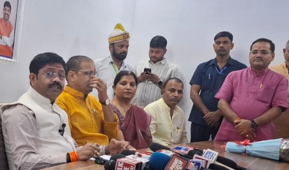 प्रेस वार्ता करते प्रदेश सरकार के कैबिनेट मंत्री एवं जनपद प्रभारी मंत्री नंद गोपाल गुप्ता “नंदी”। प्रेस वार्ता करते प्रदेश सरकार के कैबिनेट मंत्री एवं जनपद प्रभारी मंत्री नंद गोपाल गुप्ता “नंदी”।