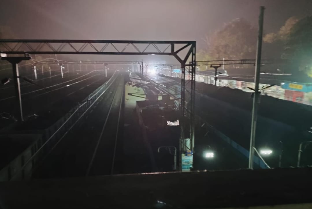 रेलवे स्टेशन में खडी मालगाडी रेलवे स्टेशन में खडी मालगाडी