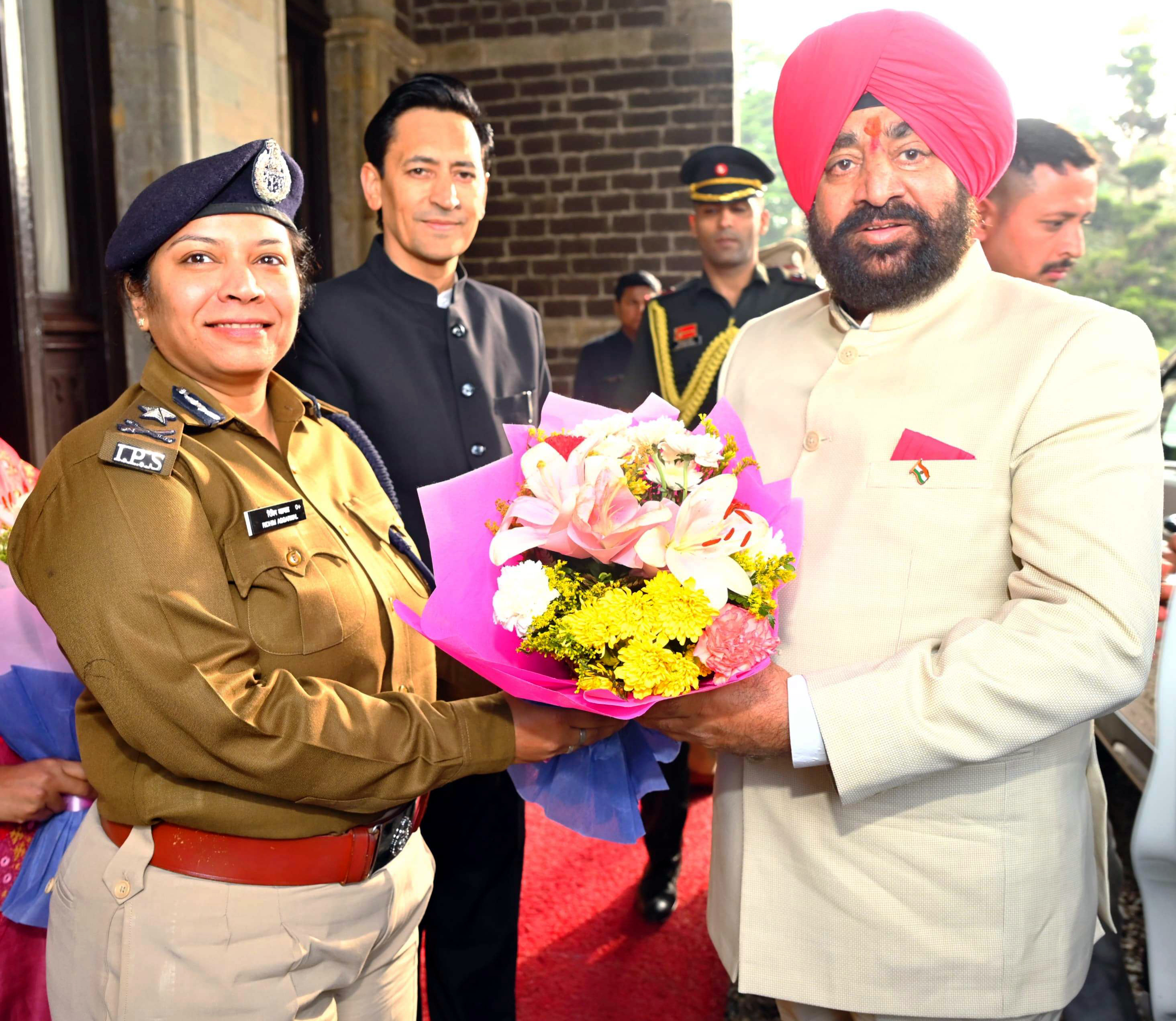 नैनीताल राजभवन पहुंचने पर राज्यपाल का अभिनंदन करतीं पुलिस महानिरीक्षक रिद्धिम अग्रवाल।
