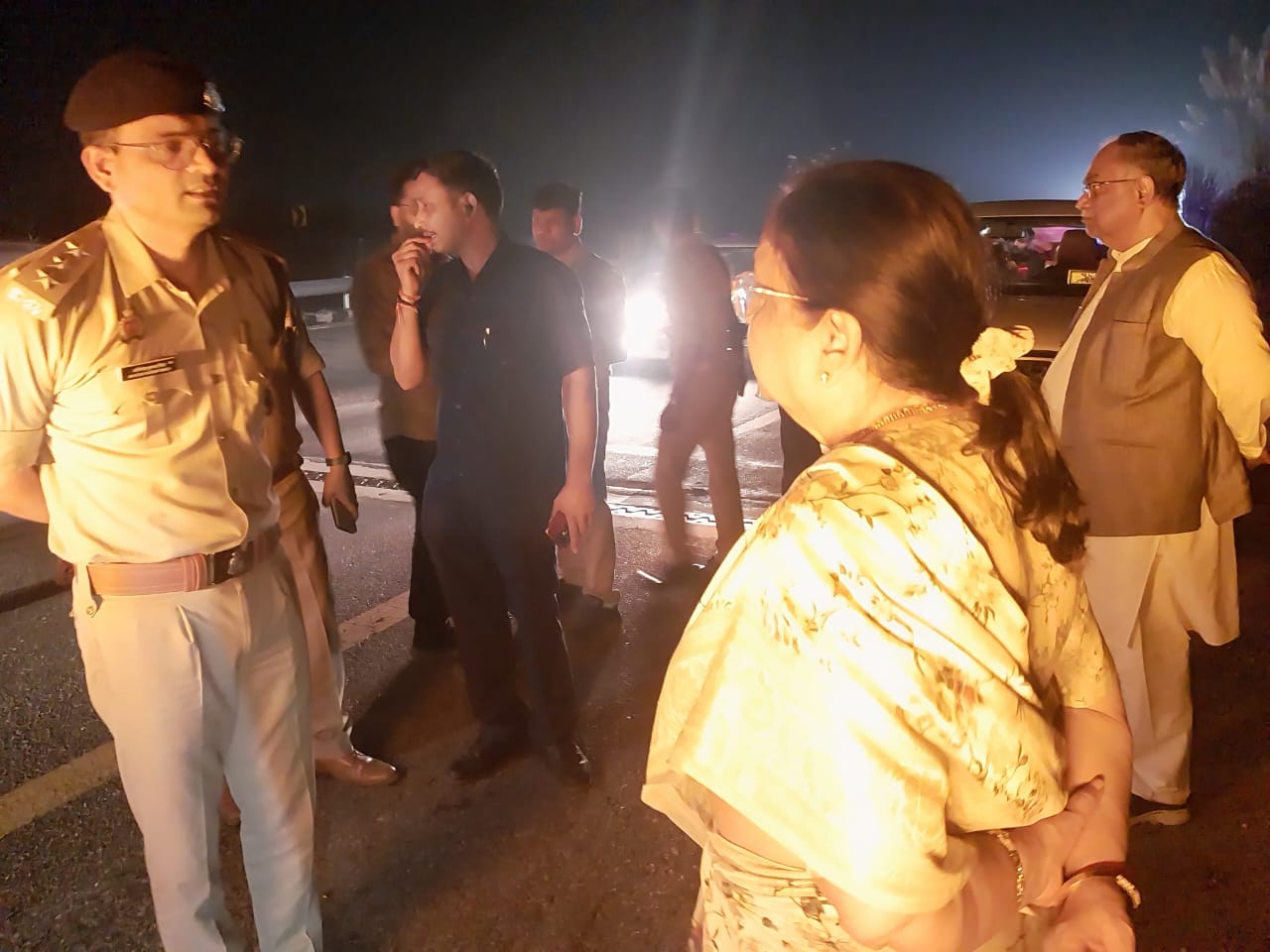 मंत्री से बात करते सीओ मंत्री से बात करते सीओ