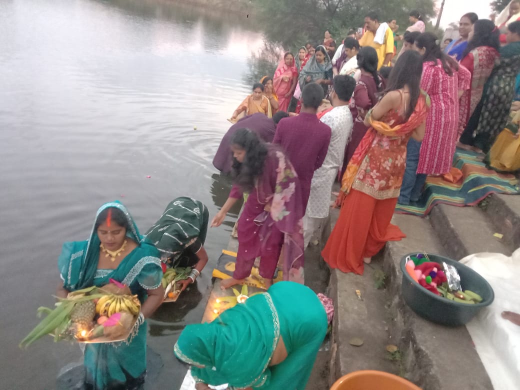 आमातालाब घाट किनारे डूबते सूर्य को अर्ध्य देकर की गई पूजा अर्चना करते हुए श्रध्दालु।