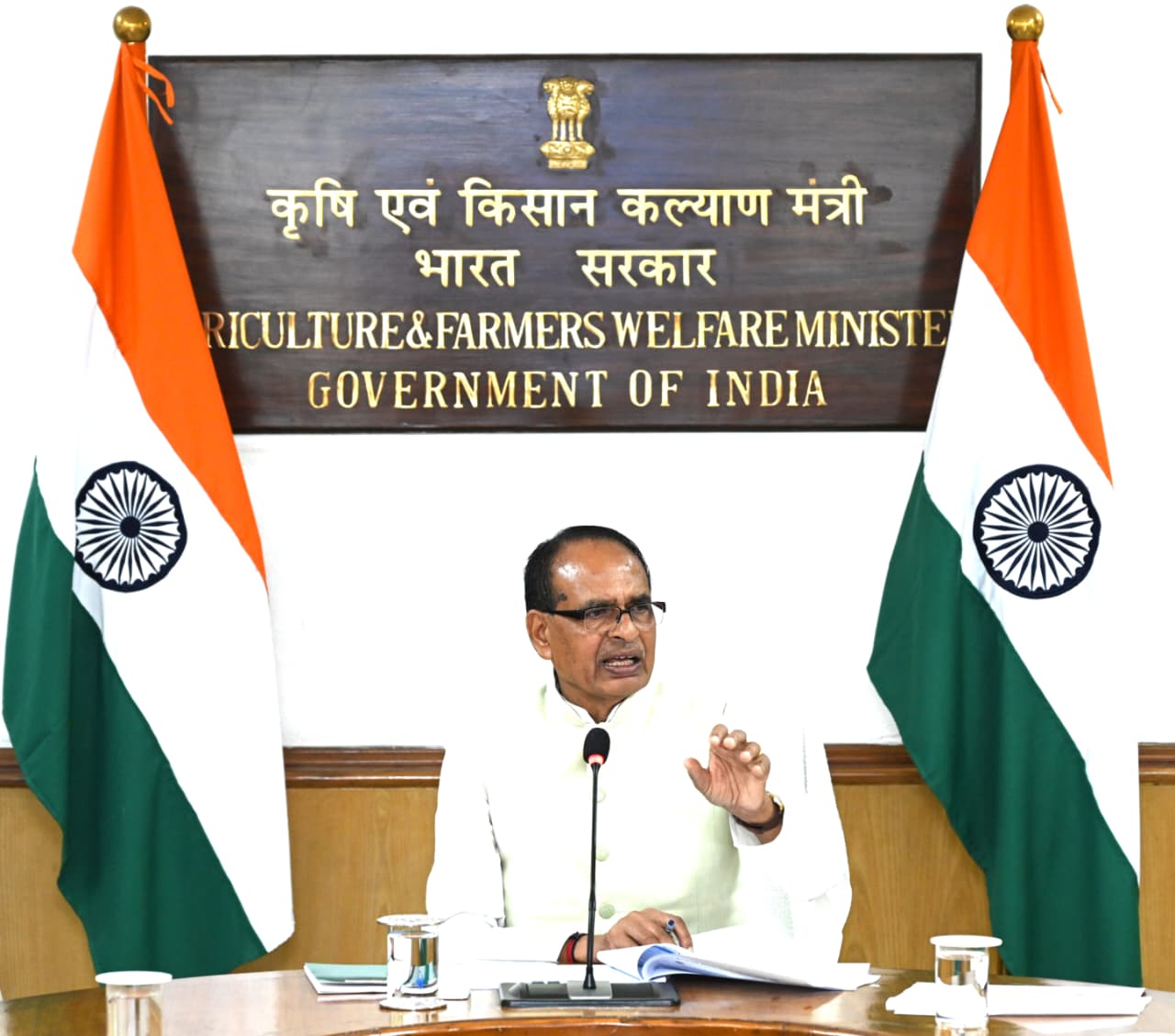 कृषि मंत्री शिवराज सिंह चौहान बैठक में दिशानिर्देश देते हुए