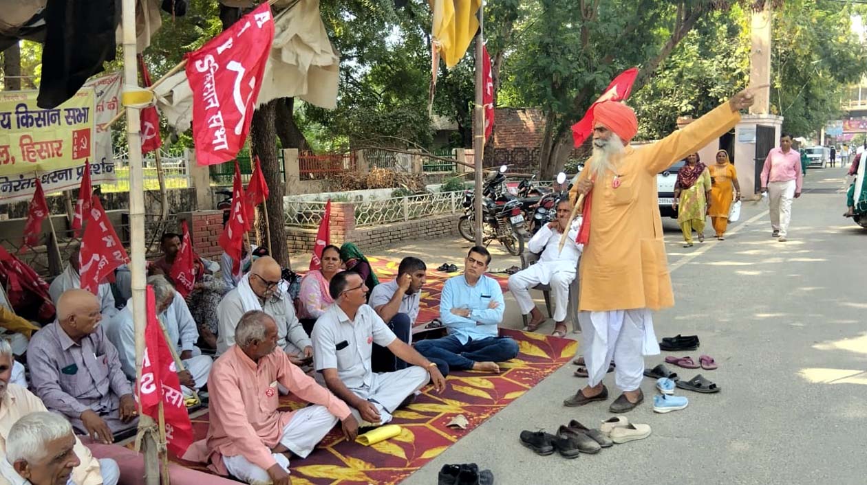 धरने को संबोधित करते किसान नेता। धरने को संबोधित करते किसान नेता।