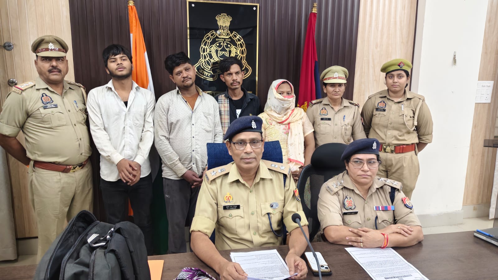 पुलिस लाइन सभागार में दिल्ली निवासी पकड़े गए टप्पे बाजू की जानकारी देते एसपी ट्रैफिक वीडियो कोतवाली पुलिस गिरफ्त में पकड़े गए आरोपित।