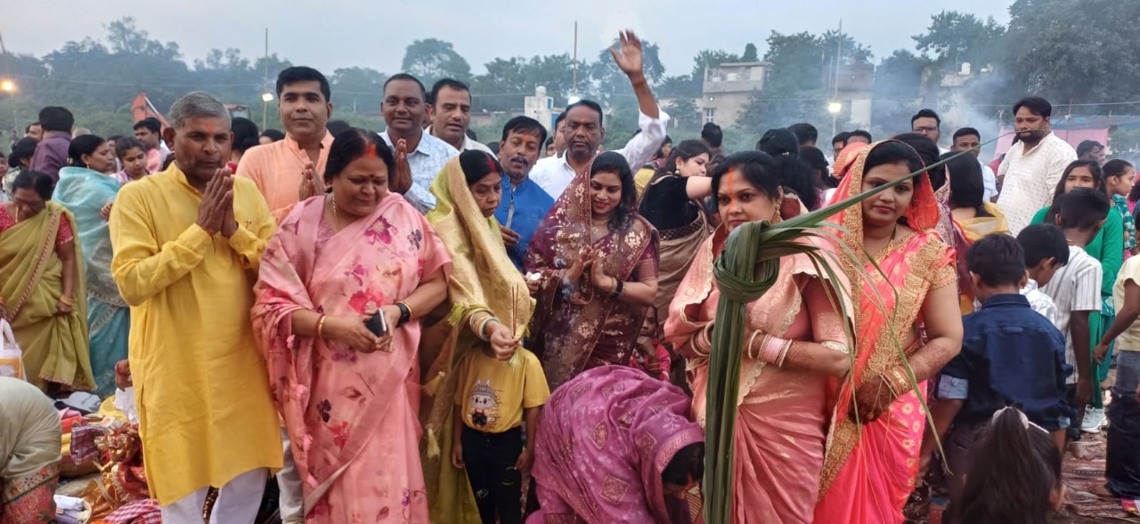 कोरबा में छठ महापर्व की श्रद्धा से उमड़ी आस्था, पूर्व महापौर दंपति ने दिया डूबते सूर्य को अर्घ्य