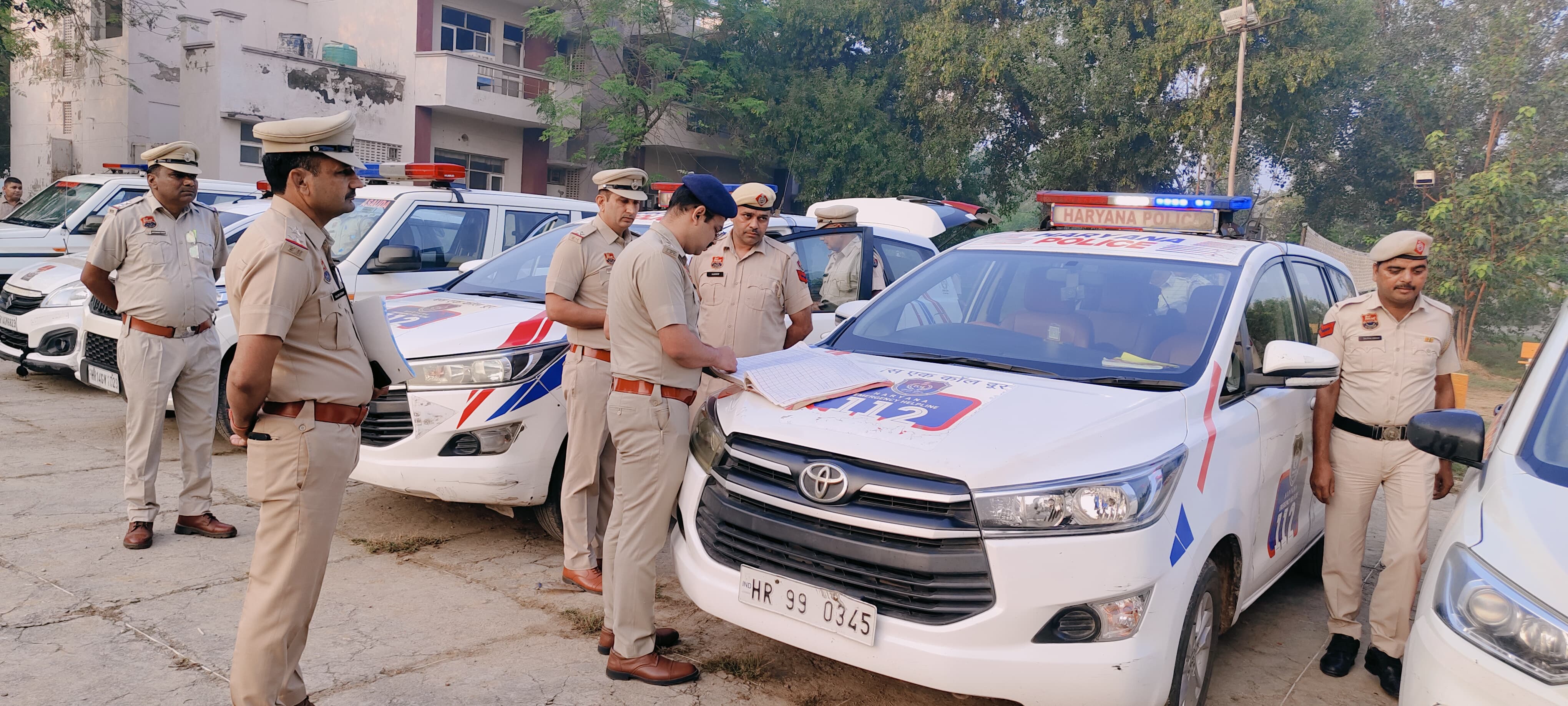 पुलिस की ईआरवी गाड़ियों का निरीक्षण करते डीसीपी मयंक मिश्रा। पुलिस की ईआरवी गाड़ियों का निरीक्षण करते डीसीपी मयंक मिश्रा।