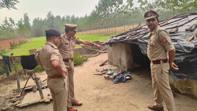 हमीरपुर गांव में बुजुर्ग महिला की संदिग्ध मौत की जांच करते एसपी सिटी मानुष पारीक, सीओ द्वितीय सोनाली मिश्रा व सीबीगंज थाना पुलिस। हमीरपुर गांव में बुजुर्ग महिला की संदिग्ध मौत की जांच करते एसपी सिटी मानुष पारीक, सीओ द्वितीय सोनाली मिश्रा व सीबीगंज थाना पुलिस।