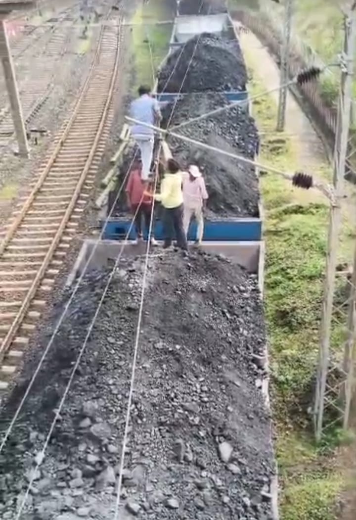 क्षमता से अधिक भरी दिखाई मालगाडी क्षमता से अधिक भरी दिखाई मालगाडी