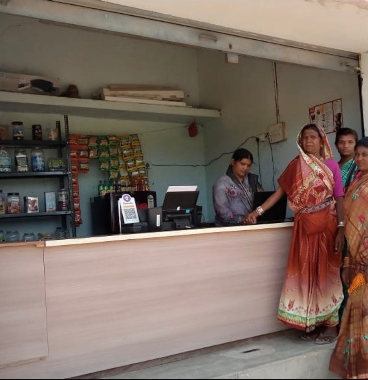 सारंगपुरी पंचायत की मधु कंवर दुकान में खड़ी हुई।