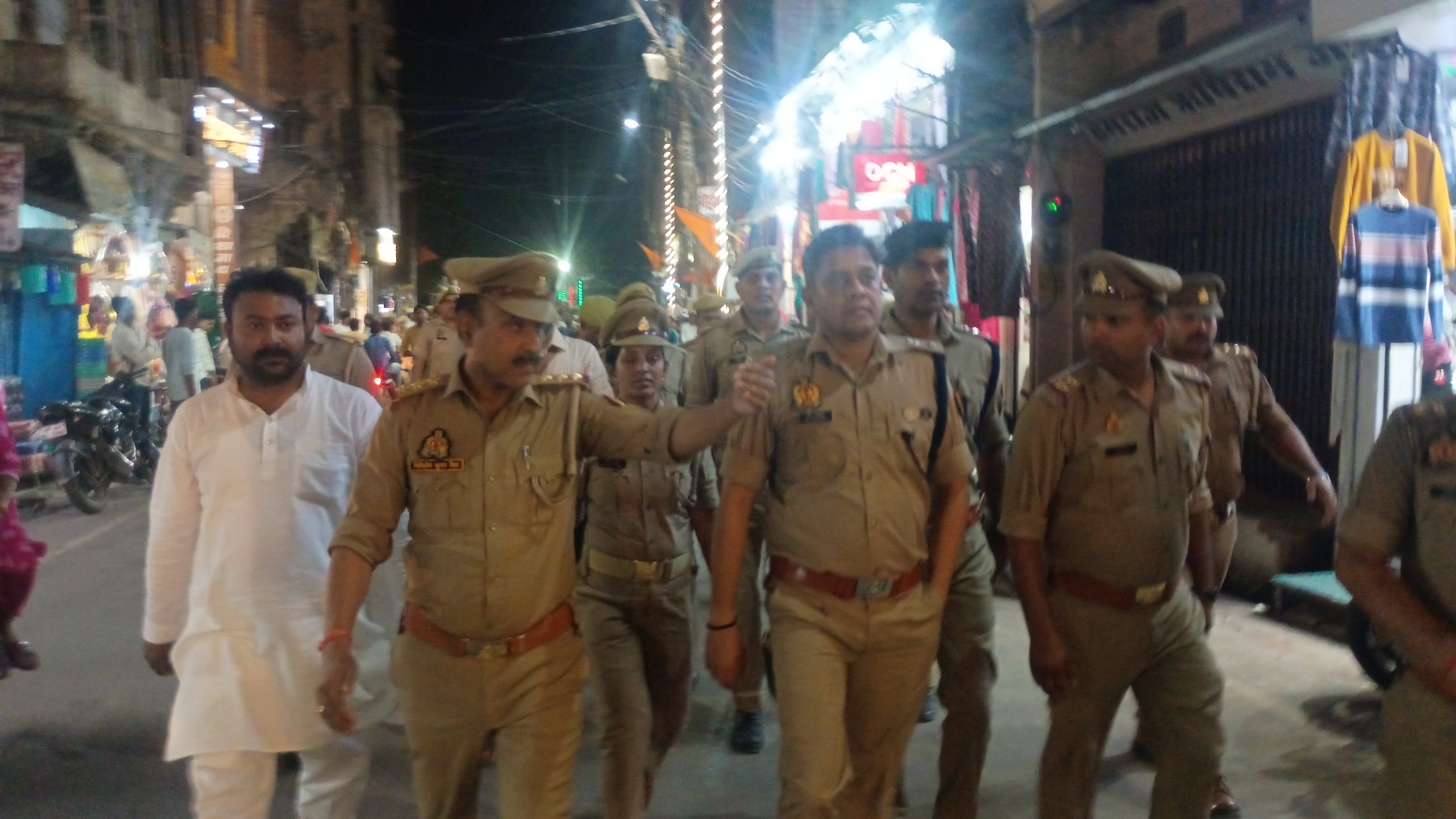 सड़क पर रूट डाई वर्जन के बाद निरीक्षण करते हुए क्षेत्राधिकारी शहर ,कोतवाल सड़क पर रूट डाई वर्जन के बाद निरीक्षण करते हुए क्षेत्राधिकारी शहर ,कोतवाल