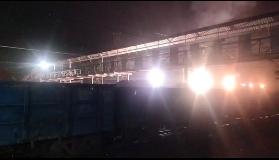 मालगाडी से चिनगारी उठती हुई मालगाडी से चिनगारी उठती हुई