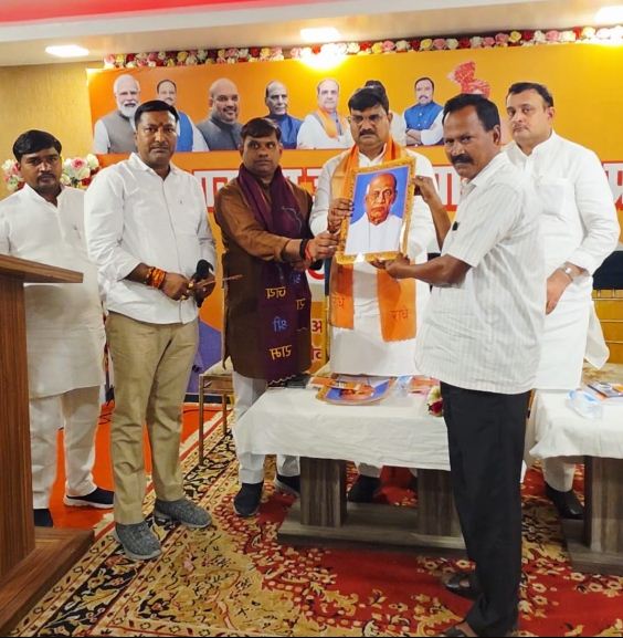 धर्मपाल सिंह का स्वागत करते भाजपा कार्यकर्ता धर्मपाल सिंह का स्वागत करते भाजपा कार्यकर्ता