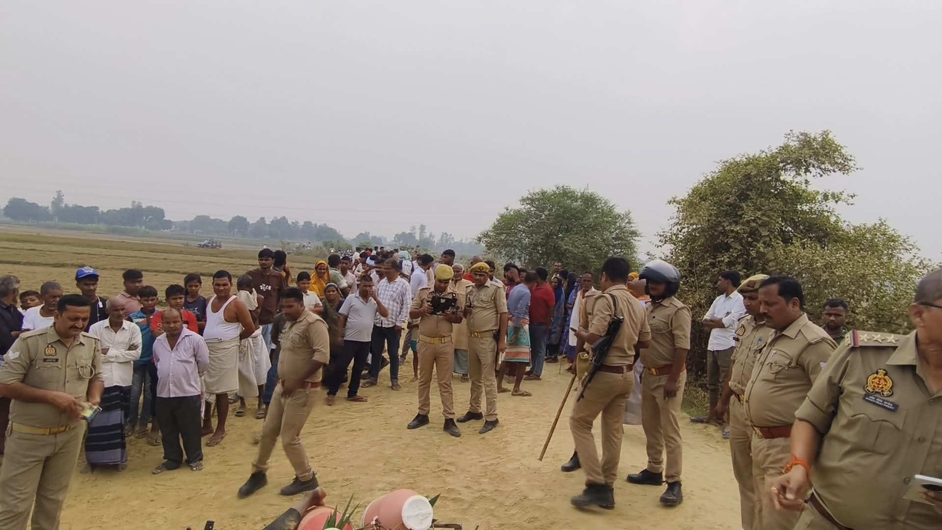 घटनास्थल पर मौजूद पुलिस बल घटनास्थल पर मौजूद पुलिस बल