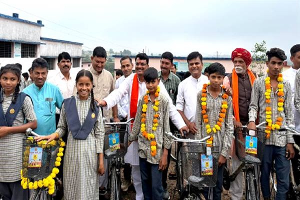 136 छात्राओं को नि:शुल्क साइकिल वितरित 136 छात्राओं को नि:शुल्क साइकिल वितरित