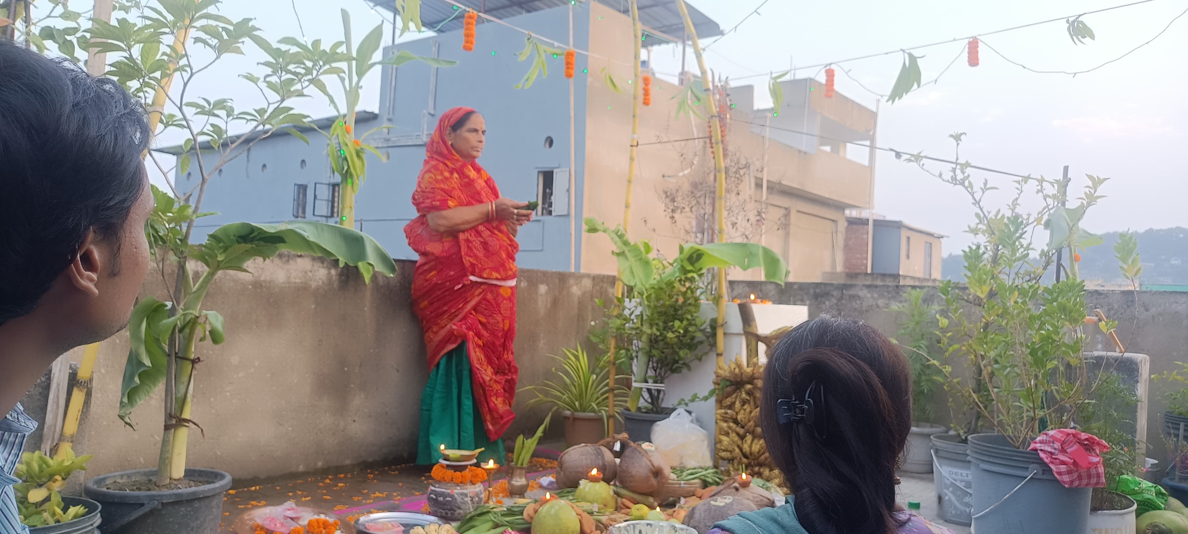 छठ महापर्व का संध्या अर्घ्य देते श्रद्धालु। छठ महापर्व का संध्या अर्घ्य देते श्रद्धालु।