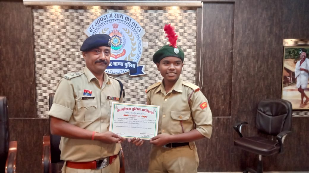 नवरात्रि पर्व में सहयोग करने वाले 61 स्काउट्स, गाइड्स और एनसीसी कैडेट्स को पुलिस अधीक्षक ने किया सम्मानित