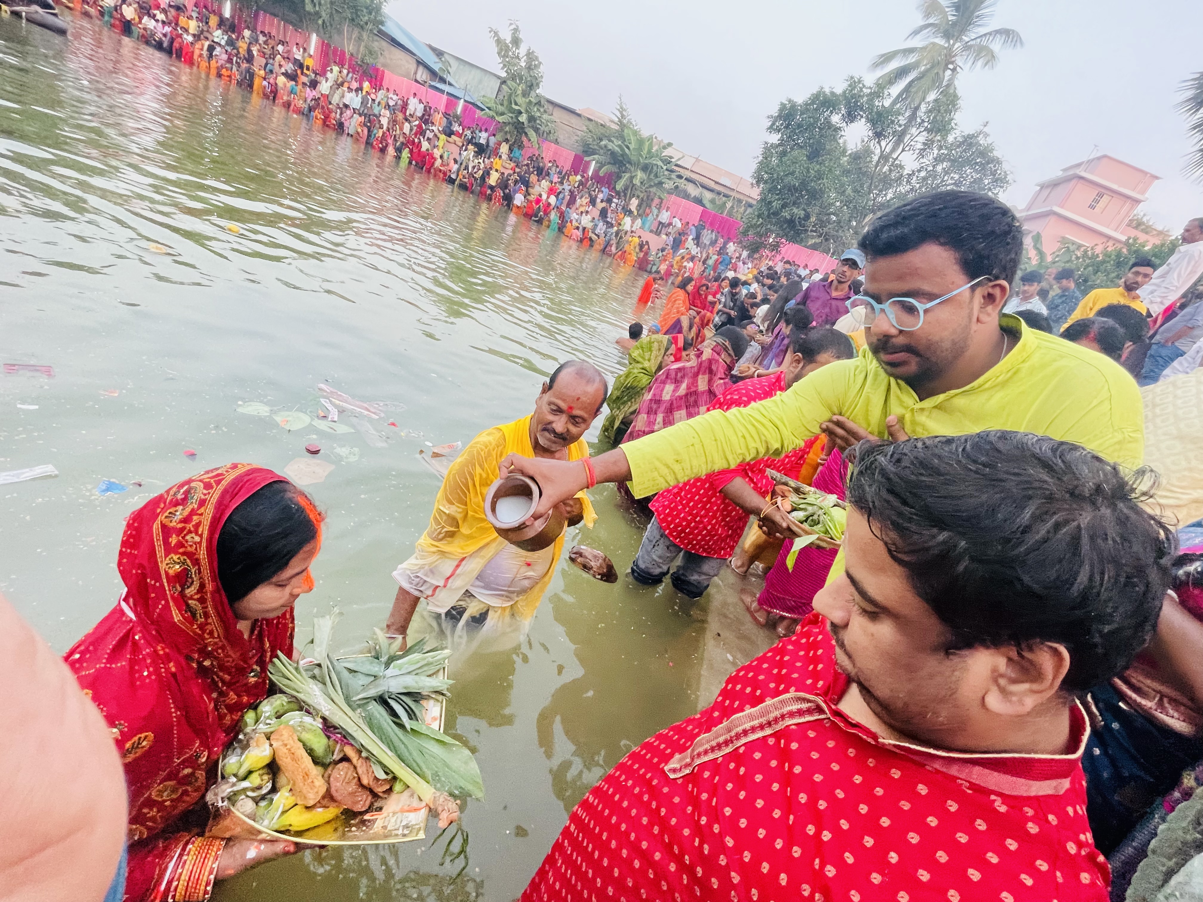 फारबिसगंज और आसपास में पारम्परिक रूप से मना लोक आस्था का महापर्व छठ फारबिसगंज और आसपास में पारम्परिक रूप से मना लोक आस्था का महापर्व छठ