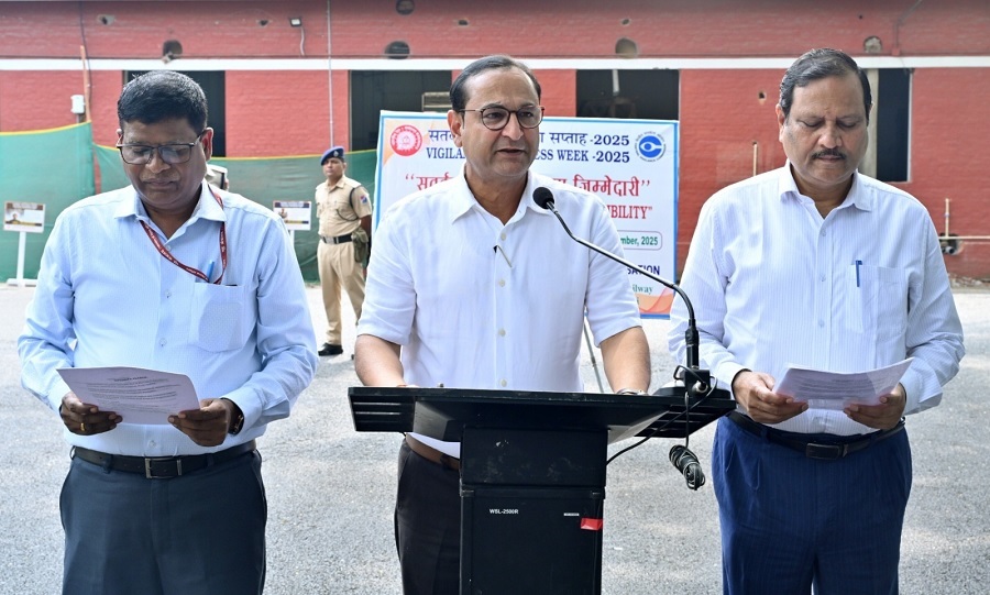 गुवाहाटीः पूसीरे मुख्यालय मालीगांव में सतर्कता जागरूकता सप्ताह की शपथ दिलाते पूसीरे के महाप्रबंधक चेतन कुमार श्रीवास्त्व। गुवाहाटीः पूसीरे मुख्यालय मालीगांव में सतर्कता जागरूकता सप्ताह की शपथ दिलाते पूसीरे के महाप्रबंधक चेतन कुमार श्रीवास्त्व।