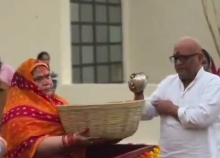 अस्ताचलगामी सूर्य को अर्घ्य देते अजय राय अस्ताचलगामी सूर्य को अर्घ्य देते अजय राय