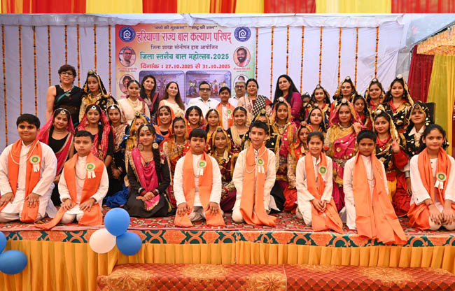 उपायुक्त  सुशील सारवान जिला बाल भवन में बाल महोत्सव के कलाकारों के साथ उपायुक्त  सुशील सारवान जिला बाल भवन में बाल महोत्सव के कलाकारों के साथ