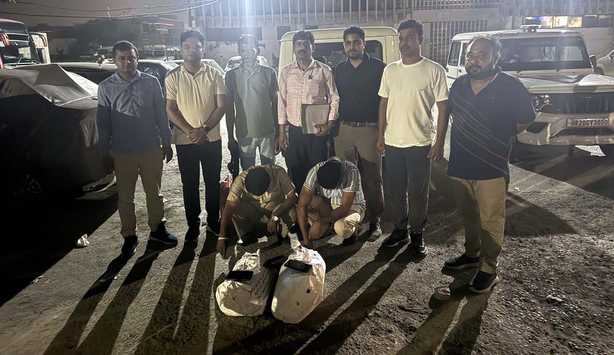 पकड़े गए दोनों नशा तस्कर। पकड़े गए दोनों नशा तस्कर।