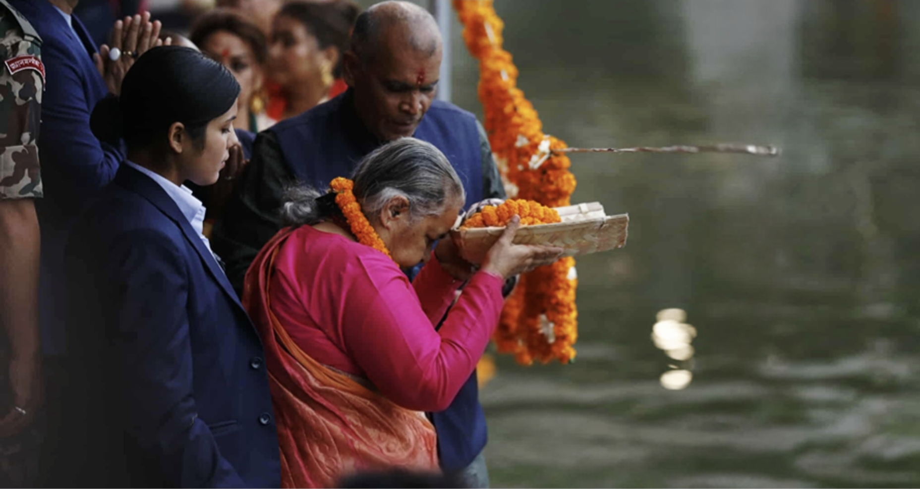 नेपाल की प्रधानमंत्री सुशीला कार्की छठ पर पूजा करती हुई नेपाल की प्रधानमंत्री सुशीला कार्की छठ पर पूजा करती हुई