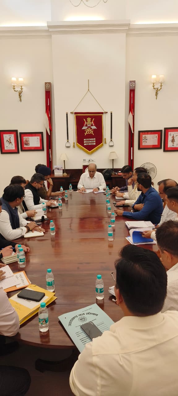 बैठक में चर्चा करते अधिकारी। बैठक में चर्चा करते अधिकारी।