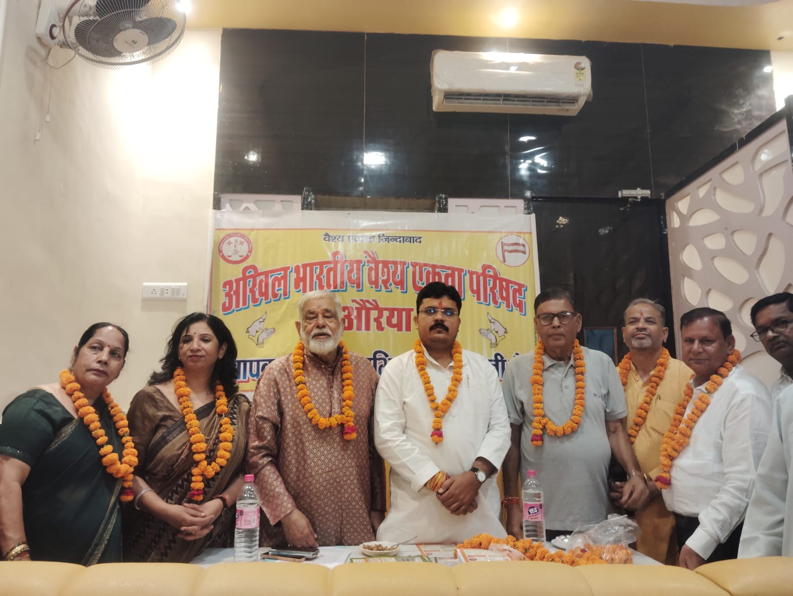 बैठक करते हुए वैश्य  समाज के लोग बैठक करते हुए वैश्य  समाज के लोग