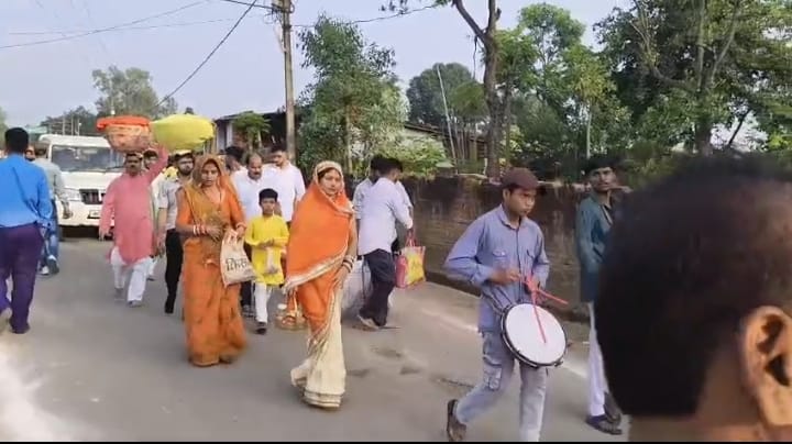 गाजे- बाजे व सर पर टोकरी रखकर छठ पूजा डूबते सूर्य को अध्र्य देने जाते लोग गाजे- बाजे व सर पर टोकरी रखकर छठ पूजा डूबते सूर्य को अध्र्य देने जाते लोग