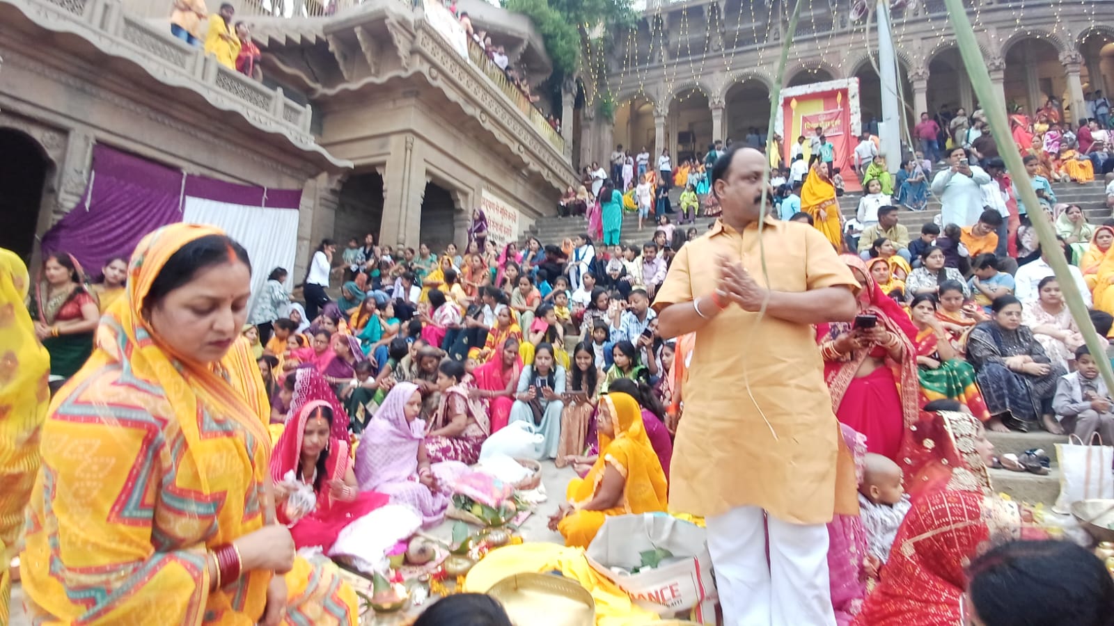 नगर के पक्का घाट पर पूजा करती ब्रती महिलाएं। नगर के पक्का घाट पर पूजा करती ब्रती महिलाएं।