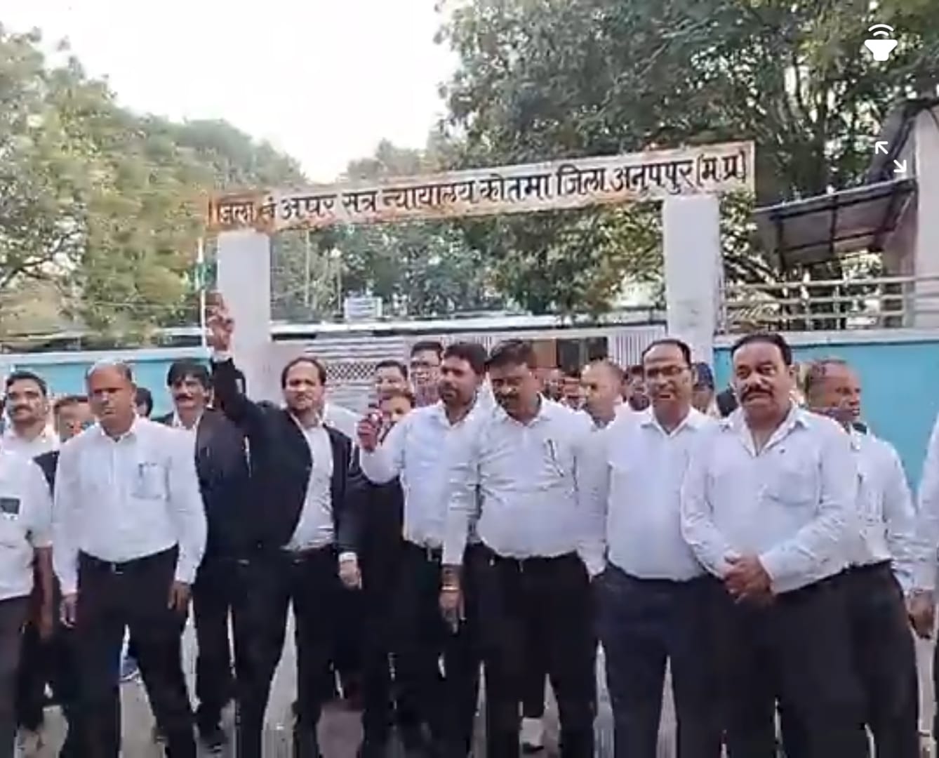 अधिवक्ता मांग पत्र साैपने के बाद अधिवक्ता मांग पत्र साैपने के बाद