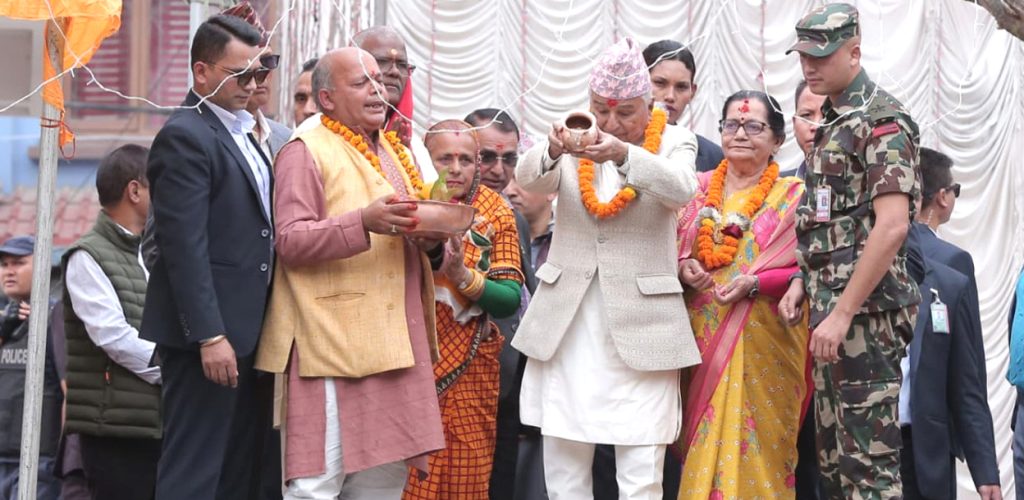 छठ घाट पर अर्घ्य देते राष्ट्रपति रामचन्द्र पौडेल छठ घाट पर अर्घ्य देते राष्ट्रपति रामचन्द्र पौडेल