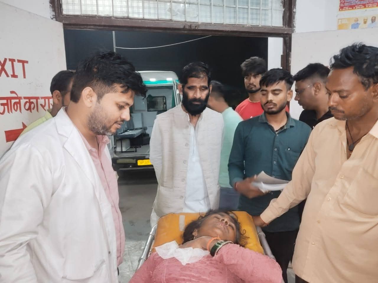 मरीजों का हाल जानने पहुंचे विधायक मरीजों का हाल जानने पहुंचे विधायक