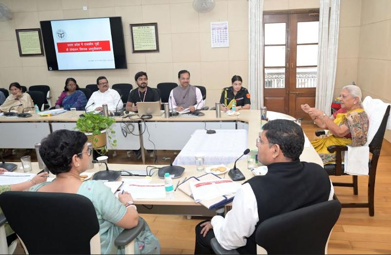 बैठक में बोलती राज्यपाल आनंदीबेन पटेल बैठक में बोलती राज्यपाल आनंदीबेन पटेल