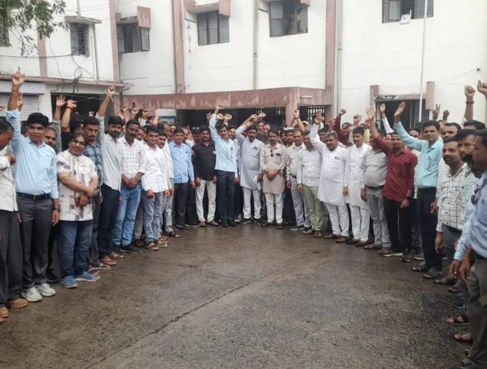 रोजगार सहायकों की हड़ताल शुरु, सौंपा ज्ञापन रोजगार सहायकों की हड़ताल शुरु, सौंपा ज्ञापन