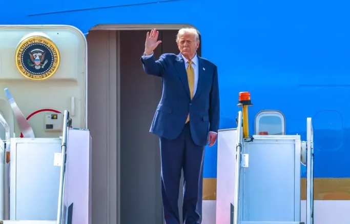 अमेरिकी राष्ट्रपति डोनाल्ड ट्रंप सोमवार को अपने एयर फोर्स वन विमान से कुआलालंपुर अंतरराष्ट्रीय हवाई अड्डे से जापान के लिए रवाना हुए। फोटो - द स्टार मलेशिया अमेरिकी राष्ट्रपति डोनाल्ड ट्रंप सोमवार को अपने एयर फोर्स वन विमान से कुआलालंपुर अंतरराष्ट्रीय हवाई अड्डे से जापान के लिए रवाना हुए। फोटो - द स्टार मलेशिया