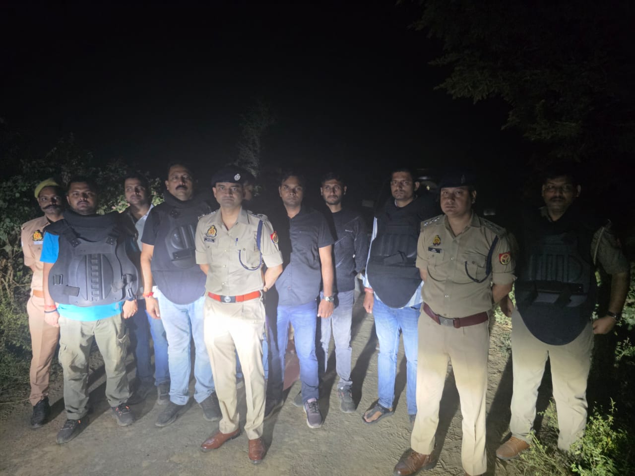 प्रयागराज में पुलिस और बदमाश से मुठभेड़ के बाद का छाया चित्र