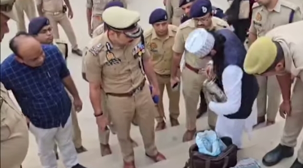 संदिग्ध व्यक्ति की जांच करते वाराणसी पुलिस कमिश्नर संदिग्ध व्यक्ति की जांच करते वाराणसी पुलिस कमिश्नर