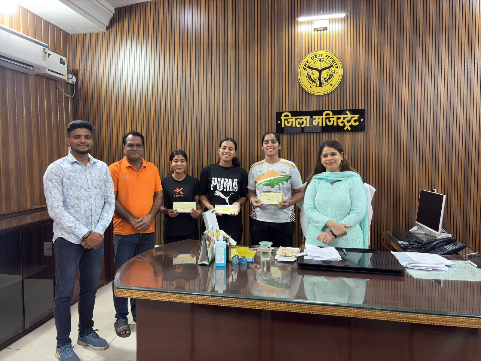 सहायक राशि चैक प्राप्त करते हुए प्रतिभागी