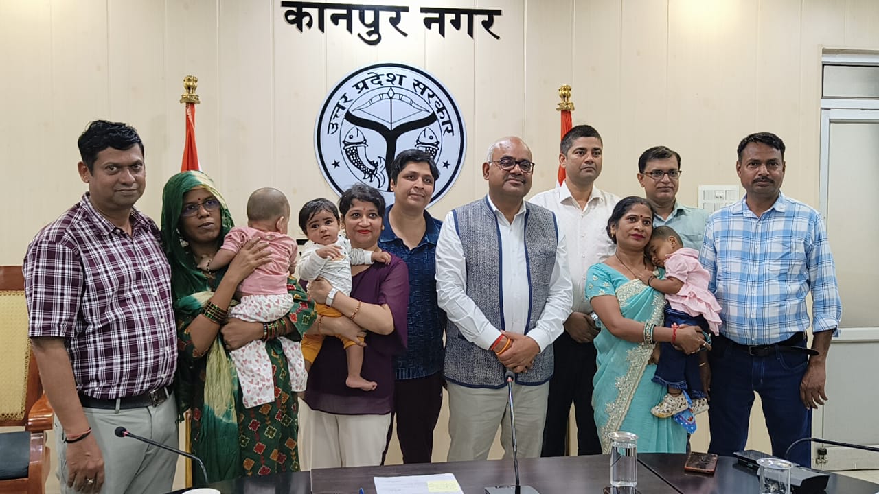 जिलाधिकारी जितेंद्र प्रताप सिंह व दंपत्तियों का छायाचित्र जिलाधिकारी जितेंद्र प्रताप सिंह व दंपत्तियों का छायाचित्र