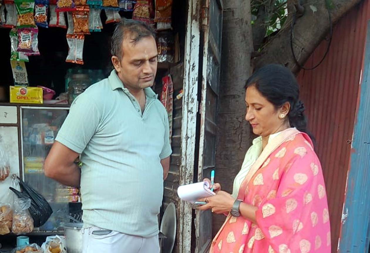 चालान काटते नगर निगम कर्मचारी। चालान काटते नगर निगम कर्मचारी।