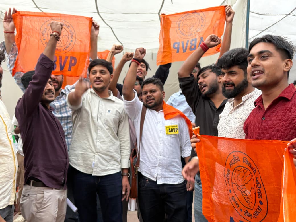 जेएनयू छात्रसंघ चुनाव के लिए एबीवीपी के संभावित प्रत्याशियों ने किए नामांकन जेएनयू छात्रसंघ चुनाव के लिए एबीवीपी के संभावित प्रत्याशियों ने किए नामांकन