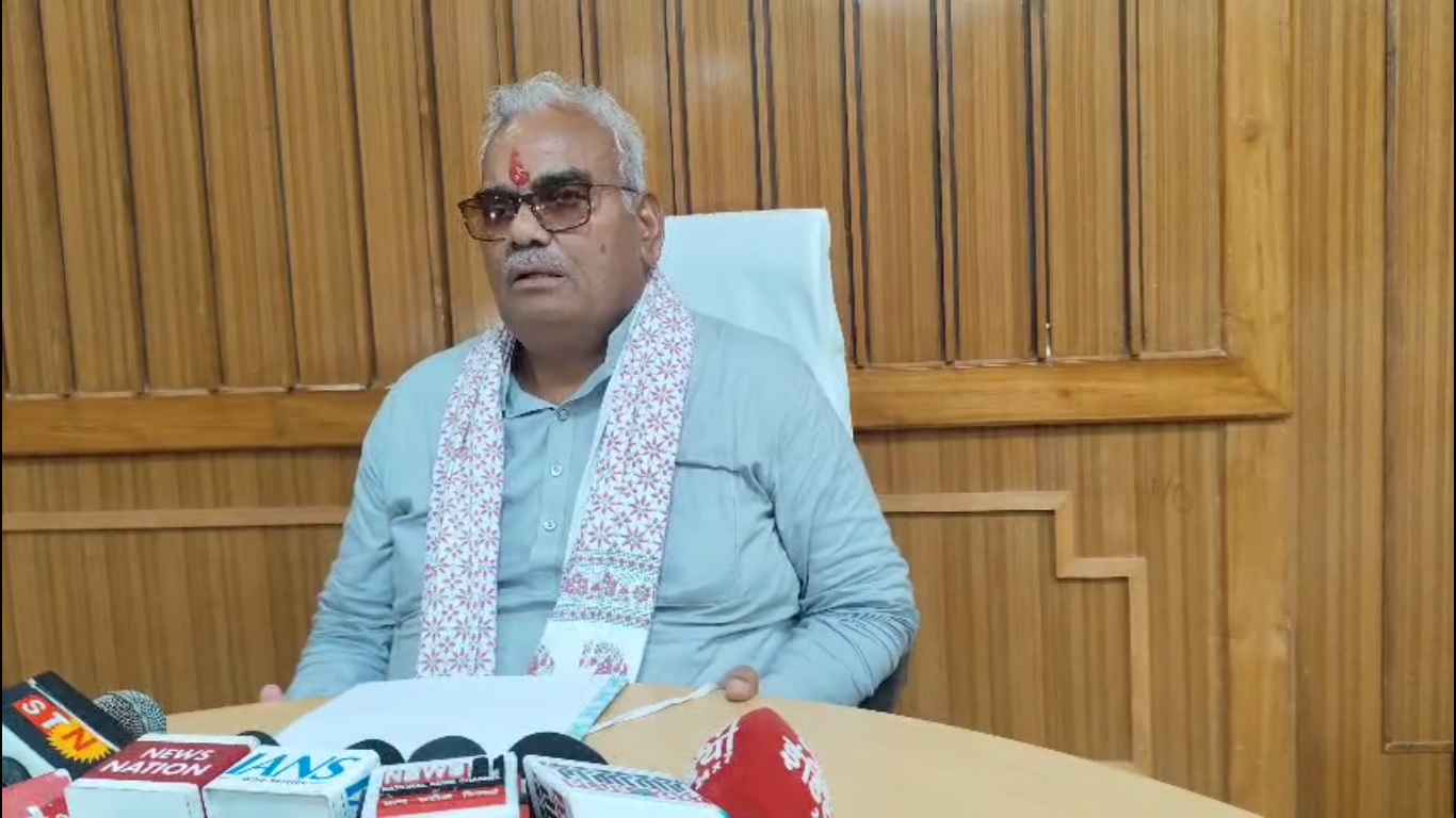 मदन दिलावर पत्रकारों से चर्चा करते हुए। मदन दिलावर पत्रकारों से चर्चा करते हुए।