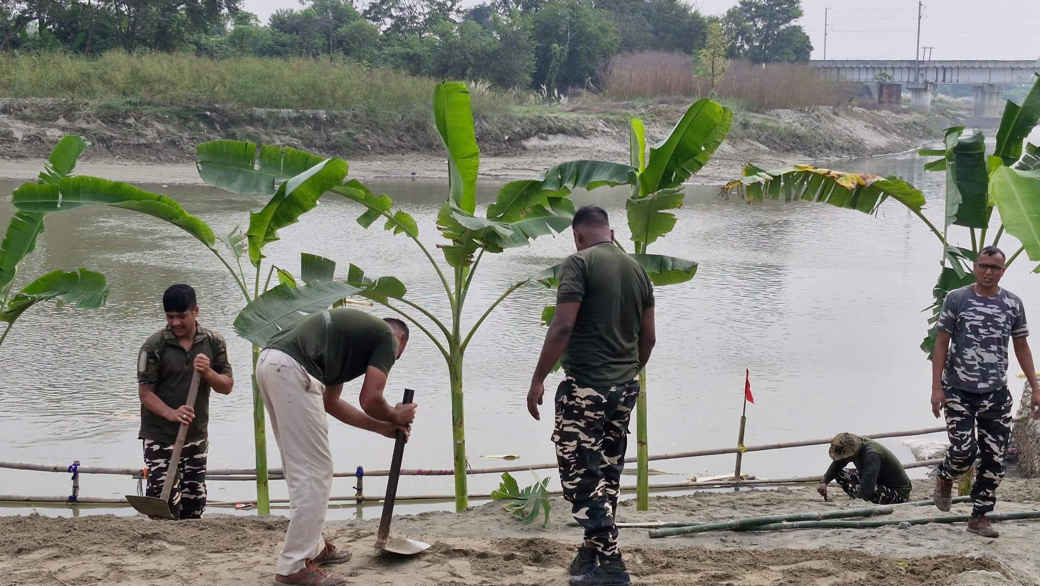 Araria Photo: SSB jawans constructing ghat Araria Photo: SSB jawans constructing ghat