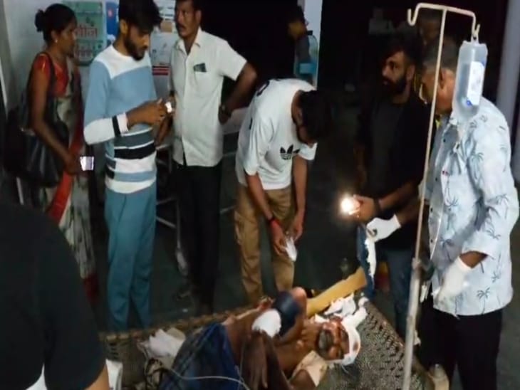 अस्पताल मे घायलो  का इलाज अस्पताल मे घायलो  का इलाज