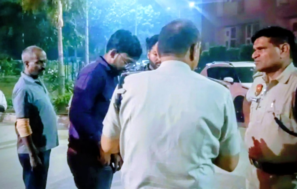 पानीपत में शराब ठेकेदार की हत्या के बाद मौके पर जांच करते हैं डीएसपी सतीश वश पानीपत में शराब ठेकेदार की हत्या के बाद मौके पर जांच करते हैं डीएसपी सतीश वश