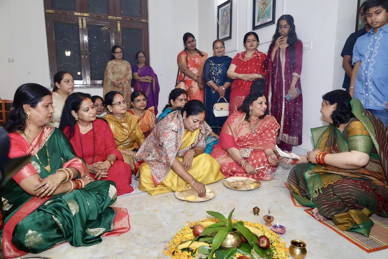 सिविल लाइन्स में विधायक अभय कुमार वर्मा के निवास पर छठ के द्वितीय दिवस ‘खरना’ का प्रसाद ग्रहण मुख्यमंत्री रेखा गुप्ता